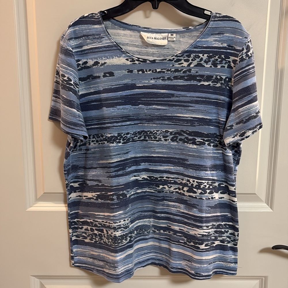 REBECCA MALONE Women's Blue and White Patterned Short Sleeve Top